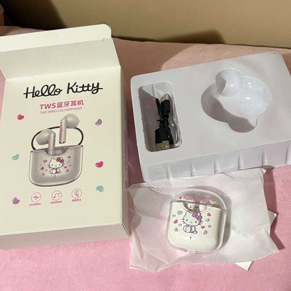 Sanrio Hello Kitty White Wireless earphones with Case new